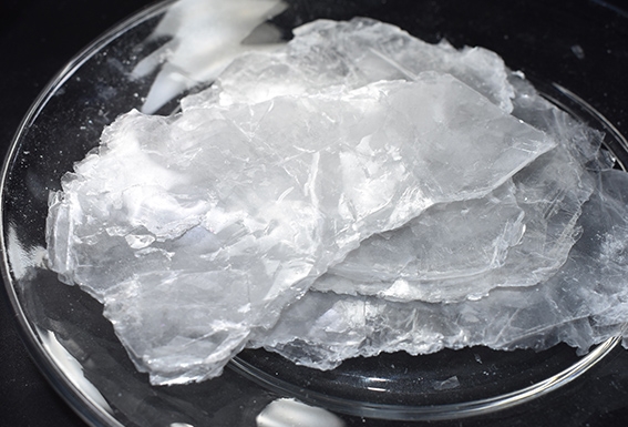 Synthetic mica fragments