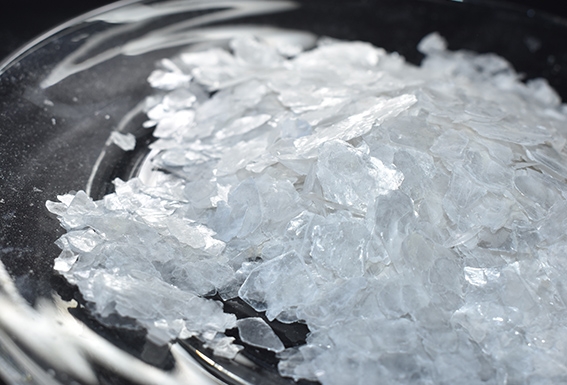 Synthetic mica fragments